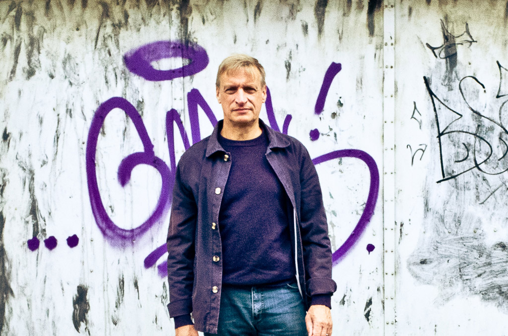 Dieter Thiel vor einem Graffiti